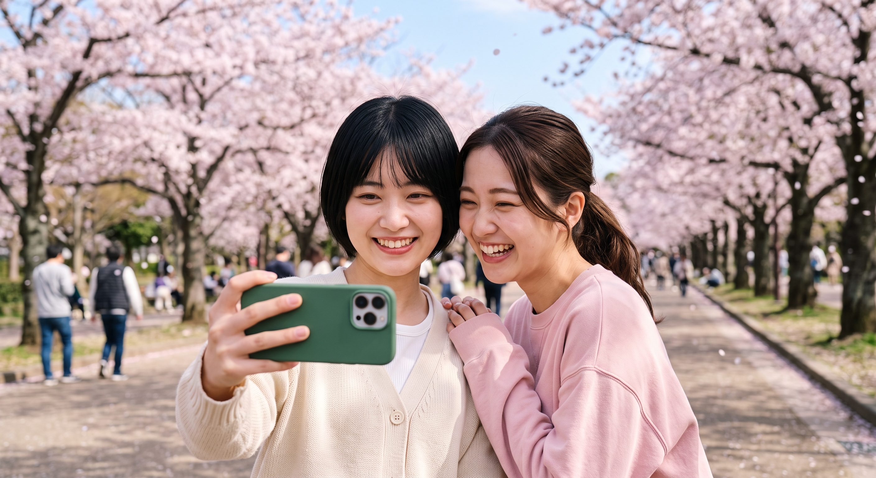 桜並木で友人と自撮りする様子